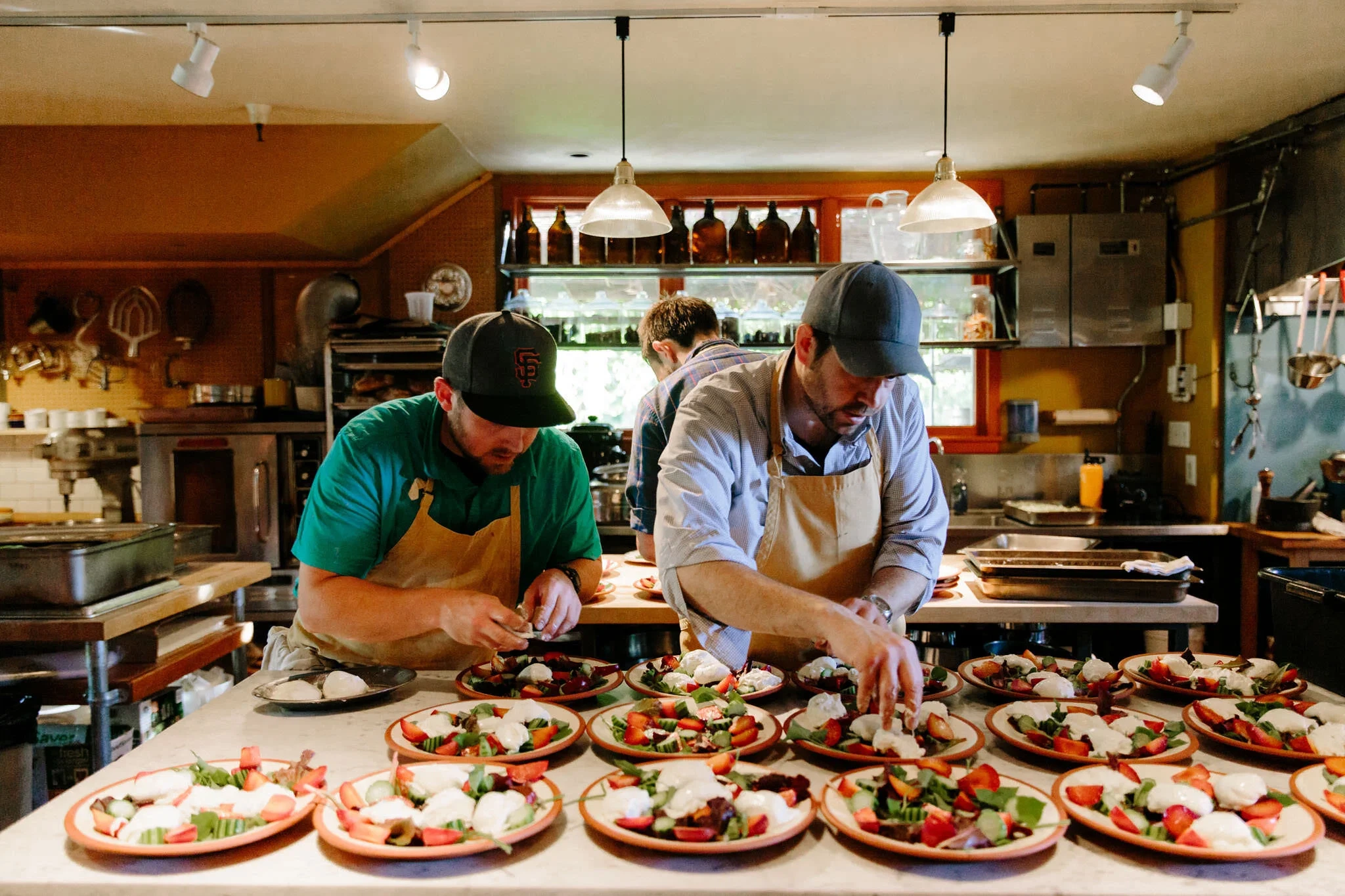 石川澪专业厨师团队在厨房中精心准备美食